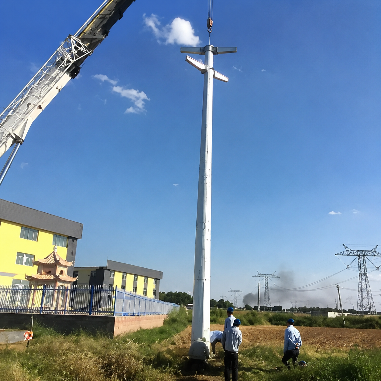 Tiang Baja Bulat dari Pipa Baja untuk Saluran Transmisi Tunggal/Ganda (Straight & Angle), Dilapis Seng Panas (Hot-Dip Galvanized), Tegangan 10 kV / 220 kV